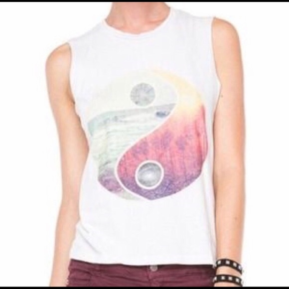 Brandy Melville | Ying Yang Scenic Graphic Top - Picture 5 of 6